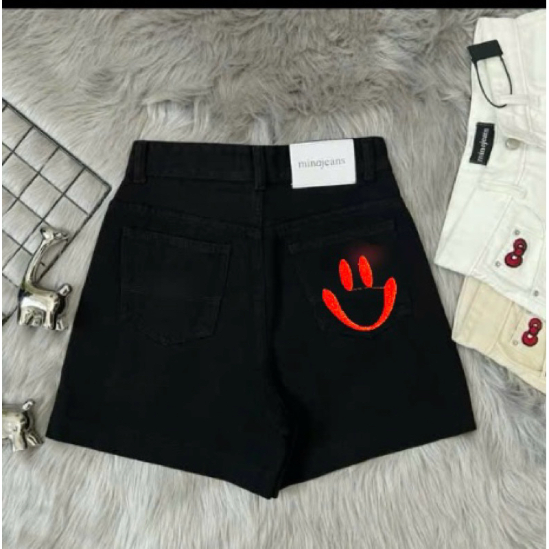 Q ĐEN MẶ CƯỜI ĐỎ