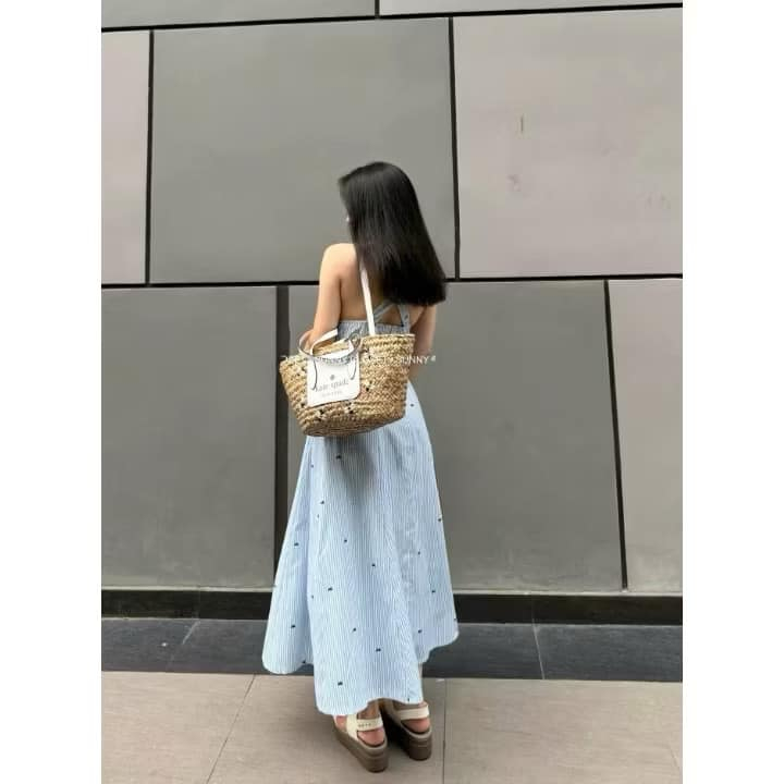 Váy 2 dây dáng dài chữ a cổ vuông hai dây họa tiết kẻ sọc, đầm maxi chất liệu linen thoáng mát mặc mùa hè HCOM25578
