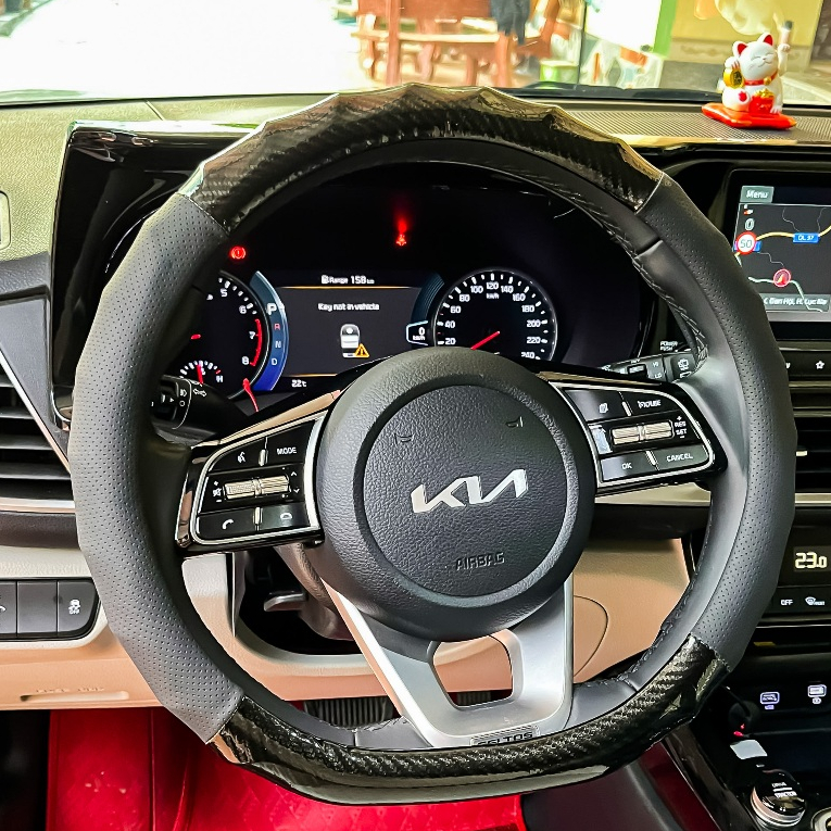 Bọc vô lăng DCut carbon dành cho xe Sonet Seltos XL7 Custin VF3 VF5 VF8 VF9 VFe34 Territory K5 XE MG ERTIGA SWIFT