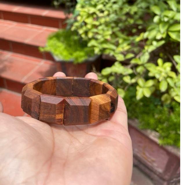Vòng tay gỗ Bách xanh Chìm nước bản lách 18x18mm chất già nặng, thơm ngọt lan toả