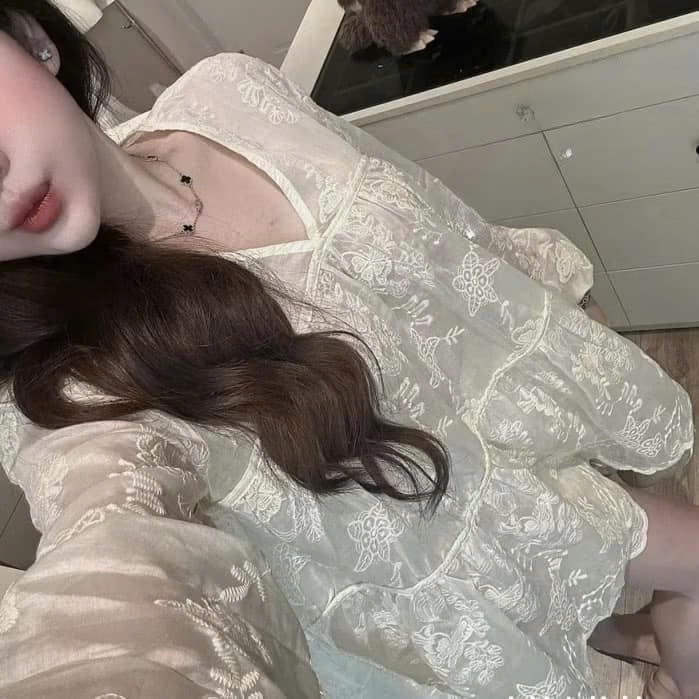 Bộ đồ nữ mùa hè ren trắng chất liệu thoáng mát tay dài cổ v viền ren, set áo ren bèo nhún họa tiết vintage HCOM25458