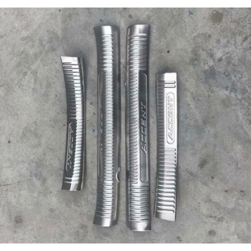 Ốp bậc cửa, nẹp bước chân xe Huyndai Accent 2018-2023 inox sáng bóng