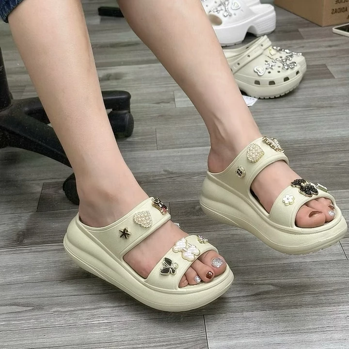 Dép bánh mì nữ đi biển đế cao 7cm, Dép hai quai nữ đế đúc kèm bộ nhiều charm đá xinh, chất liệu eva êm nhẹ, dễ phối đồ