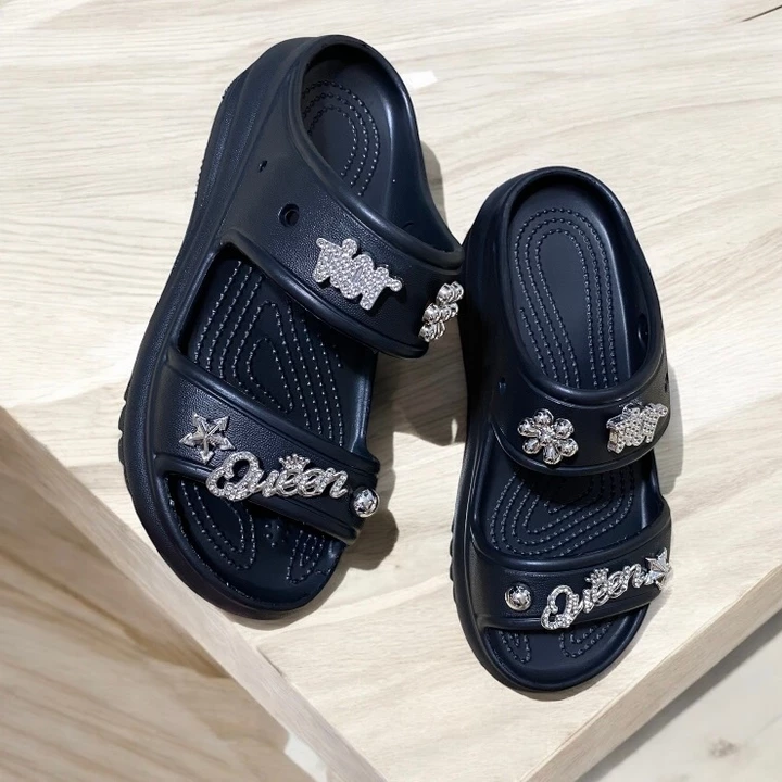 Dép bánh mì nữ đi biển đế cao 7cm, Dép hai quai nữ đế đúc kèm bộ nhiều charm đá xinh, chất liệu eva êm nhẹ, dễ phối đồ