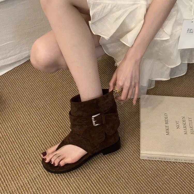 (Sẵn kaki 35,39,40 đen 36 nâu 39)Dép Sandal Xương Cá Xỏ Ngón Kiểu Pháp Da Lộn Ống Ngắn Đế 2cm Hot Trend 2025