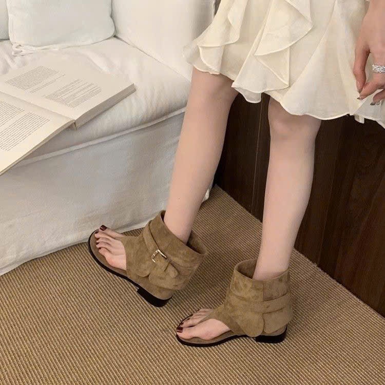 (Sẵn kaki 35,39,40 đen 36 nâu 39)Dép Sandal Xương Cá Xỏ Ngón Kiểu Pháp Da Lộn Ống Ngắn Đế 2cm Hot Trend 2025