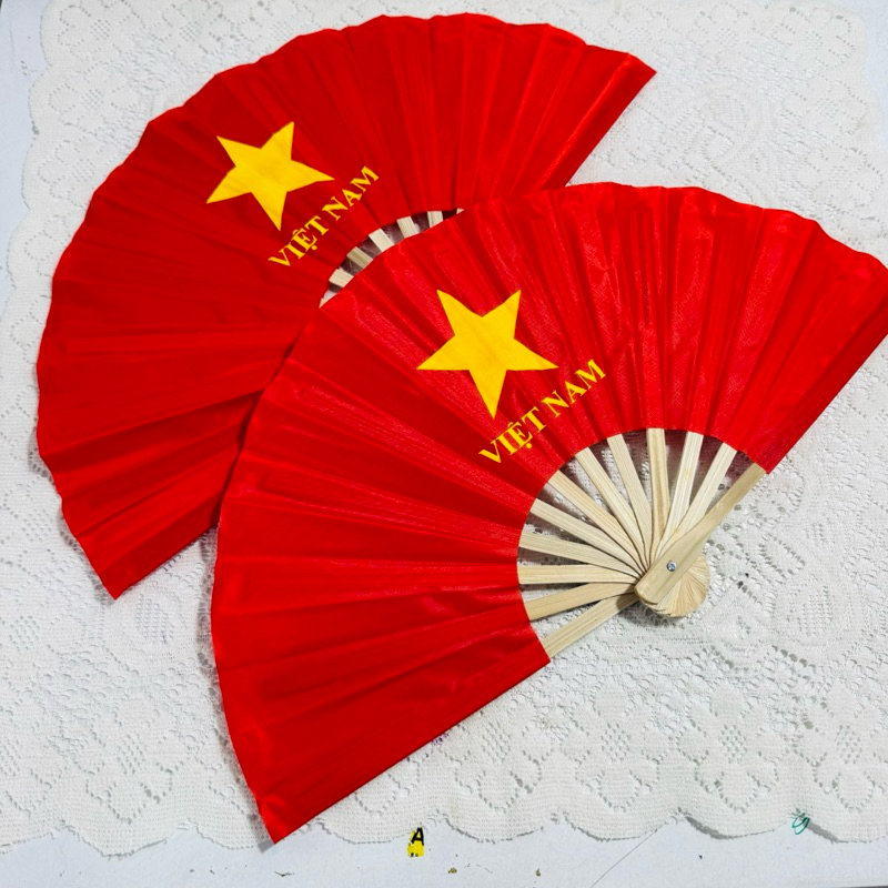 Quạt cầm tay hình lá cờ Việt Nam loại đẹp dày chắc chắn, quạt xếp bằng vải cán tre dài 28cm ngang 50 cm