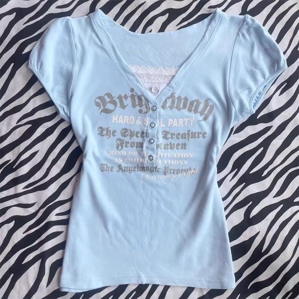 (sẵn)Áo baby tee cộc tay cổ V khuy cài màu xanh biển pastel hoạ tiết chữ nâu kết hợp viền ren trắng ABBT036 - Tiktik