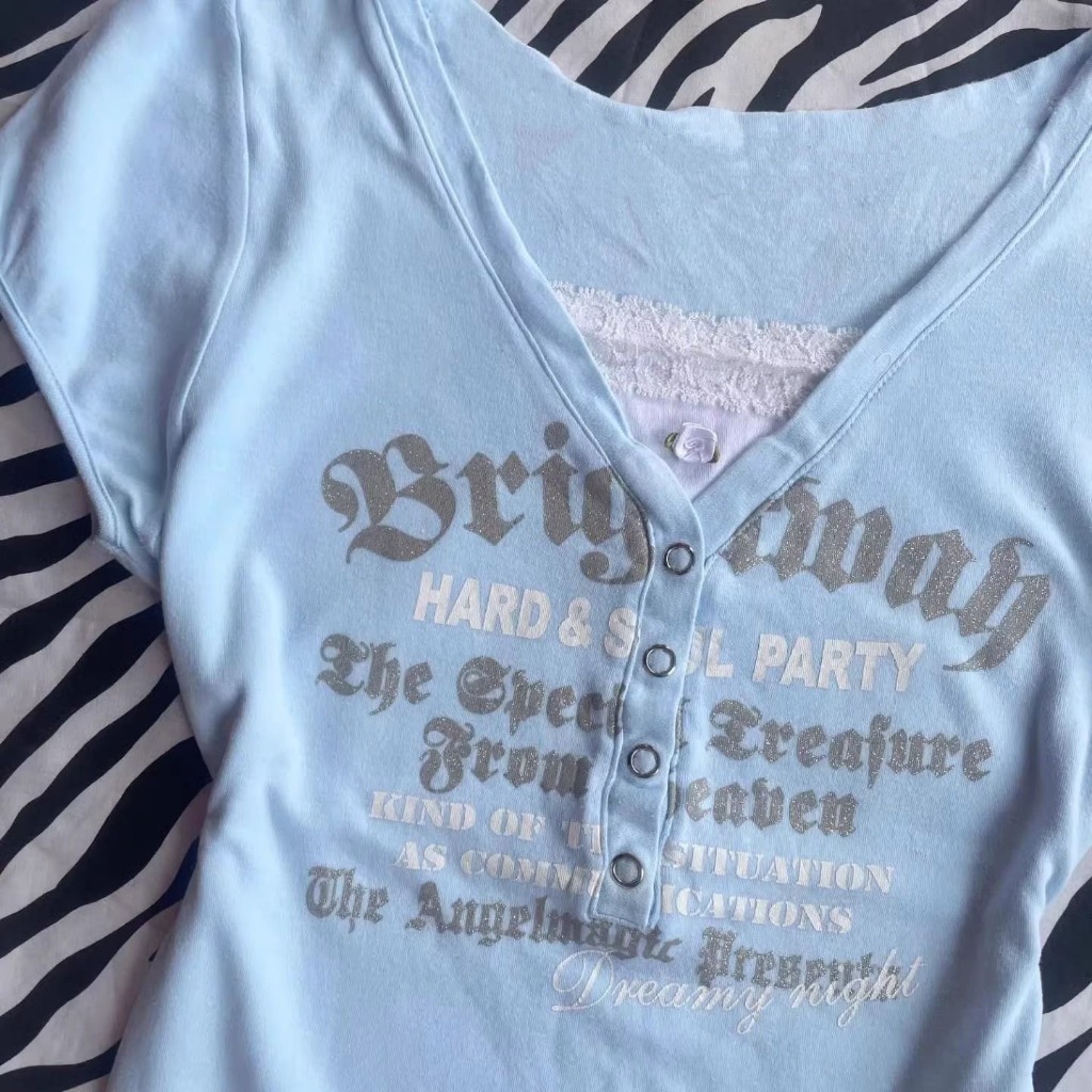 (sẵn)Áo baby tee cộc tay cổ V khuy cài màu xanh biển pastel hoạ tiết chữ nâu kết hợp viền ren trắng ABBT036 - Tiktik