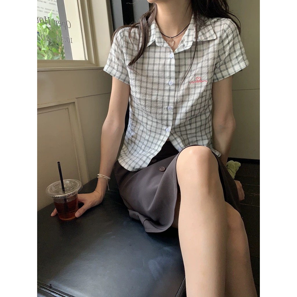 (sẵn) Áo sơ mi cộc tay nữ màu trắng kẻ caro dáng vừa hoạ tiết trái tim thêu ASM011 - Tiktik
