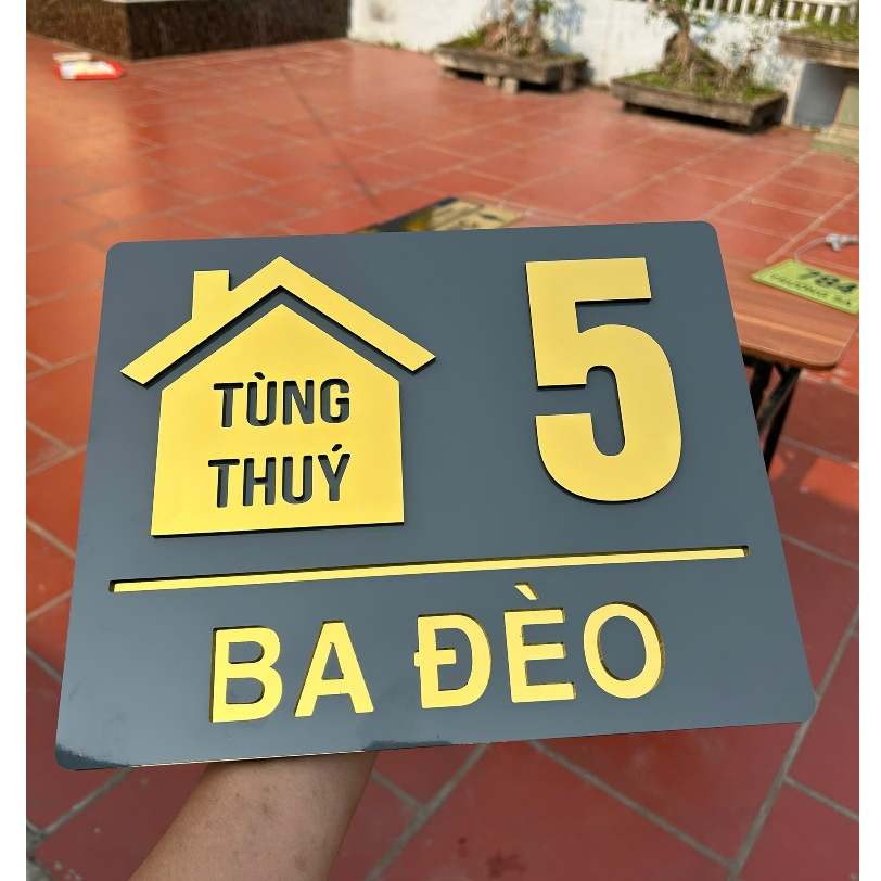 BẢNG, BIỂN SỐ NHÀ. Alcorest gương vàng + mica cán ghi , số chìm