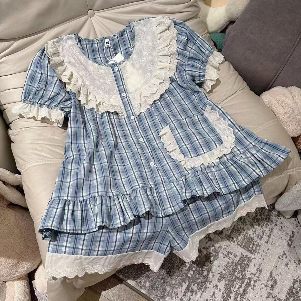 Bộ ngủ cotton nữ cao cấp kẻ caro tay ngắn màu xanh dương, bộ pijama nữ mặc nhà cổ ren vintage dễ thương HCOM26029
