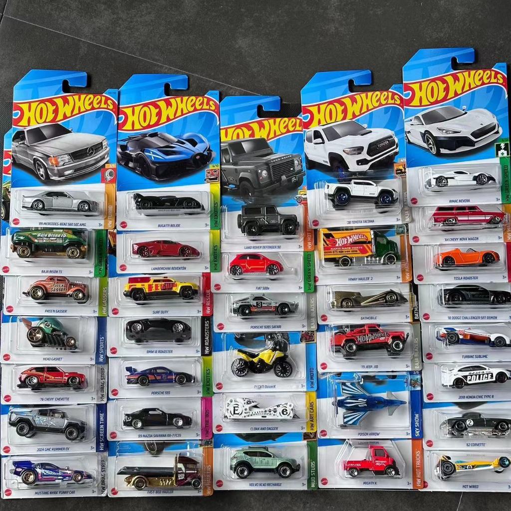 Vỉ đồ chơi siêu xe mô hình Hot Wheels nhiều mẫu. Tỷ lệ: 1:64. Giao ngẫu  nhiên, Không chọn mẫu.