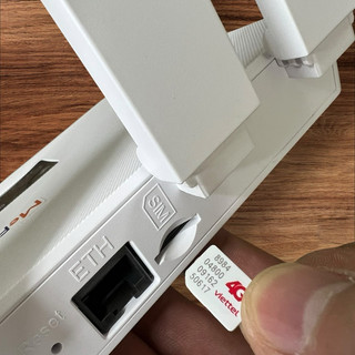 Bộ Phát Wifi 4G R611C - 4 Ăngten Gấp Gọn, Wifi 6, Cổng LAN Kết Nối PC/Camera, Sạc Type-C