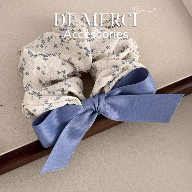 Cột tóc scrunchies hoa nhí gắn nơ xanh dương dễ thương - De Merci Accessories