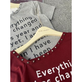 Áo Thun Chữ Lệch Vai Phối Đinh Nổi Bật