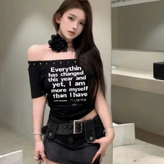 Áo Thun Chữ Lệch Vai Phối Đinh Nổi Bật