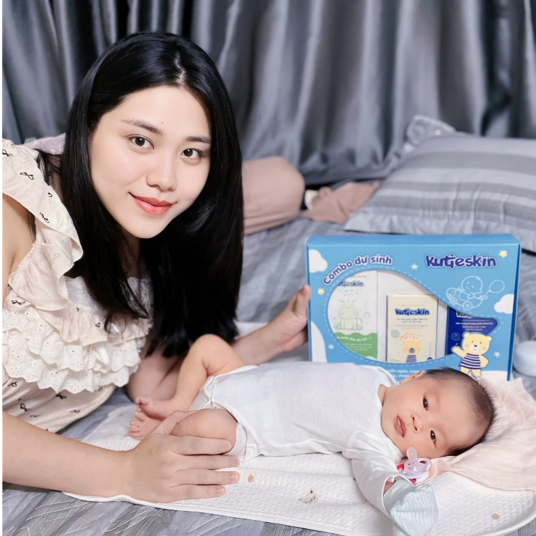 Ảnh Combo Dự sinh - Đón bé chào đời (Nước tắm gội + Kem dịu da + Kem dưỡng ẩm) - KDS01 3