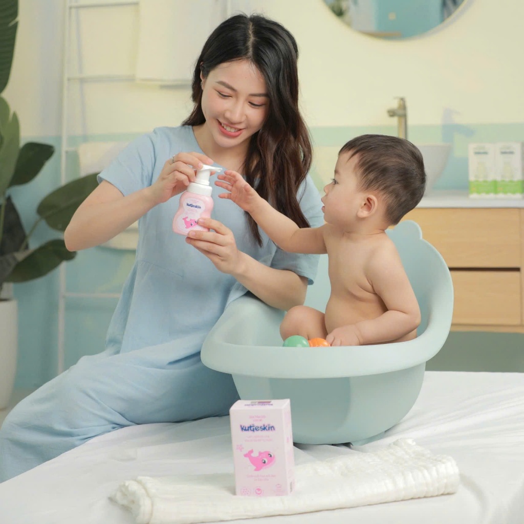 Ảnh Combo Sữa tắm gội và Nước tắm gội thảo dược cho bé Kutieskin - KKT01, STK01 1