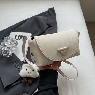 Túi đeo chéo nữ túi đeo vai thời trang da nhung kèm charm bông mác tam giác Liistore K267