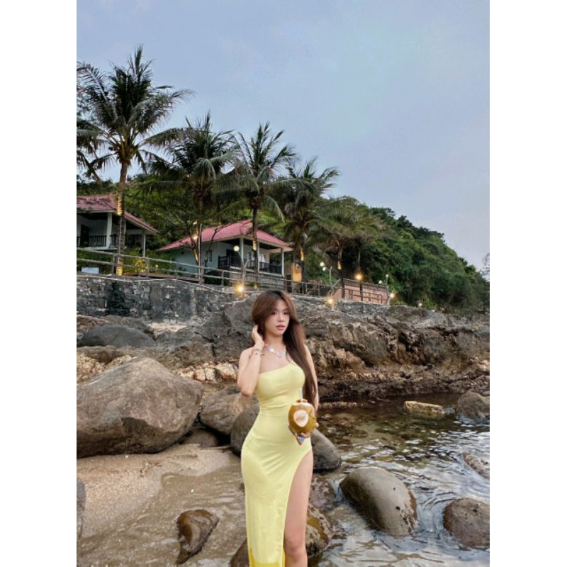 Váy Vàng lệch vai xẻ tà cao đi biển đi chơi, đầm body vàng lệch vai xẻ tà cao