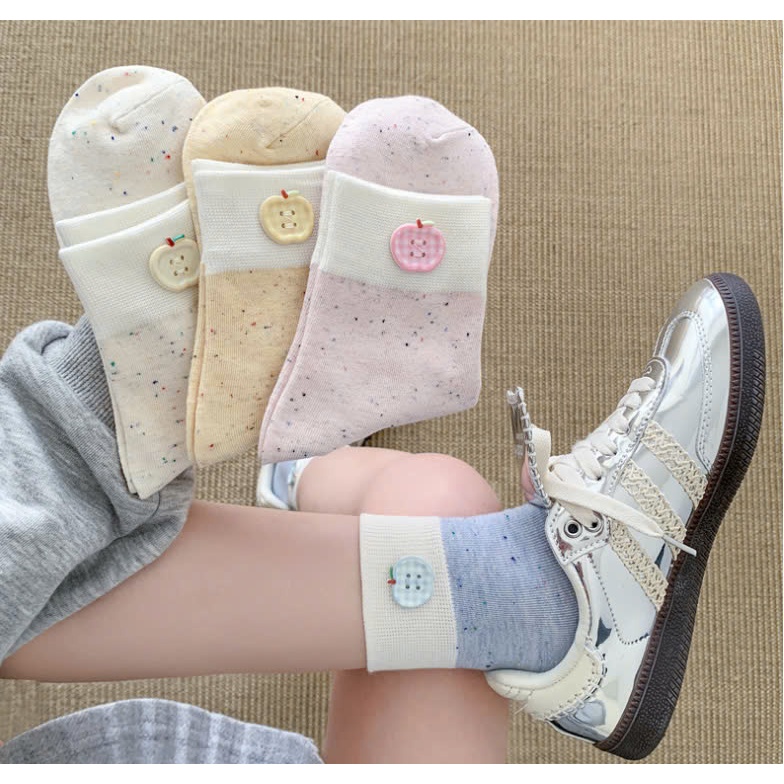 Vớ Tất cổ lửng họa tiết nút áo hình TÁO phong cách thể thao, năng động.