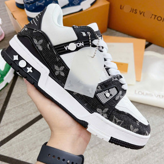 Sneaker đen