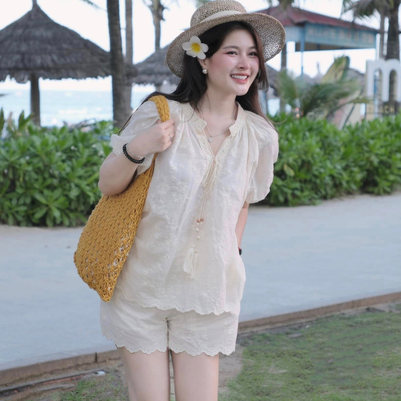 Đồ bộ nữ trắng cổ V tay bồng phối ren hoa mix quần short ngắn mặc đi biển, set đồ nữ phong cách nữ tính dễ thương
