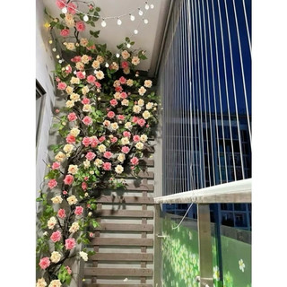 Dây Hoa Hồng Pháp cổ dài 1,7 m, gồm 7 hoa, 8 nụ. Thân rêu giống thật, hàng cao cấp (1 dây kèm 2 ghim móc và dây thắt)