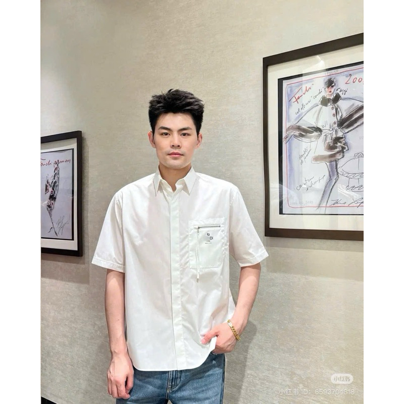 ⚡️[Hight Quality] Áo Sơ Mi 1-Fe1 Ngắn Tay Cổ Bẻ Shirt Cotton White - Điểm Nhấn Logo Phối Túi Khóa Độc Đáo Qccc Nam Nữ