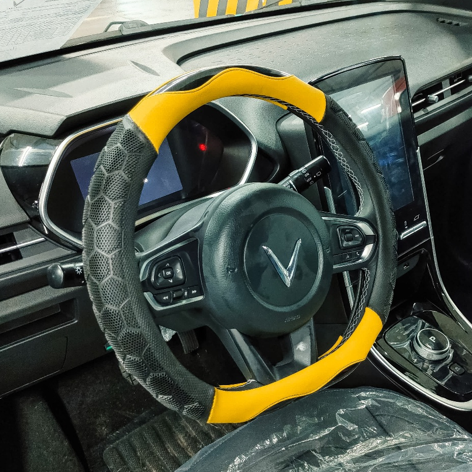 Bọc vô lăng Vinfast VF3, VF5, VF6, VF7,VF8, VF9, VFE34 dáng dcut thể thao chuẩn size theo xe