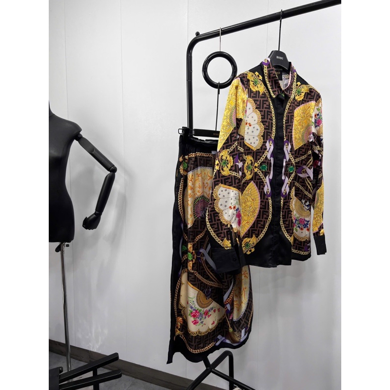 set áo và váy lụa , quần leggings Versace nâu hồng