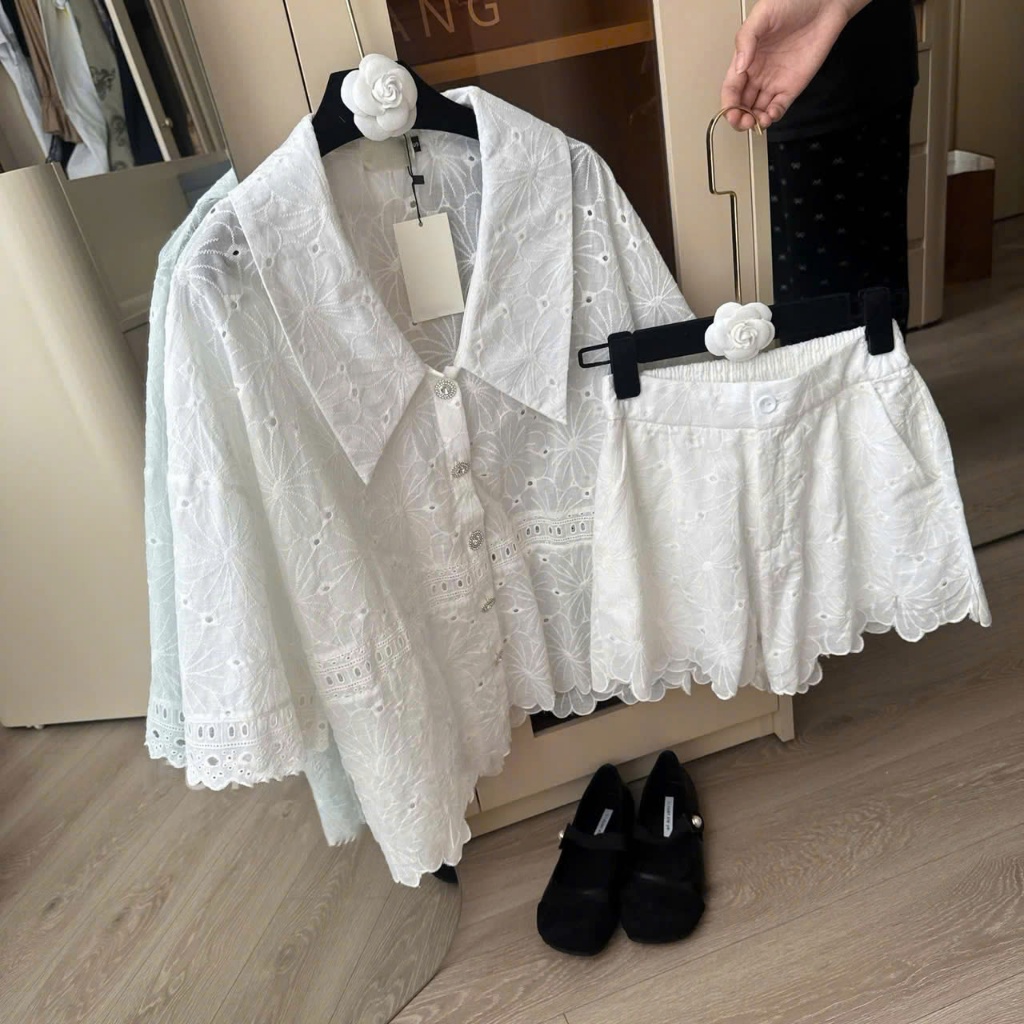 Set Bộ Thô Thêu Đục Lỗ Cổ Bẻ Dáng Rộng Tay Lửng, Bộ Quần Cộc Nữ Mặc Đi Chơi Hè - CHAMIE STUDIO