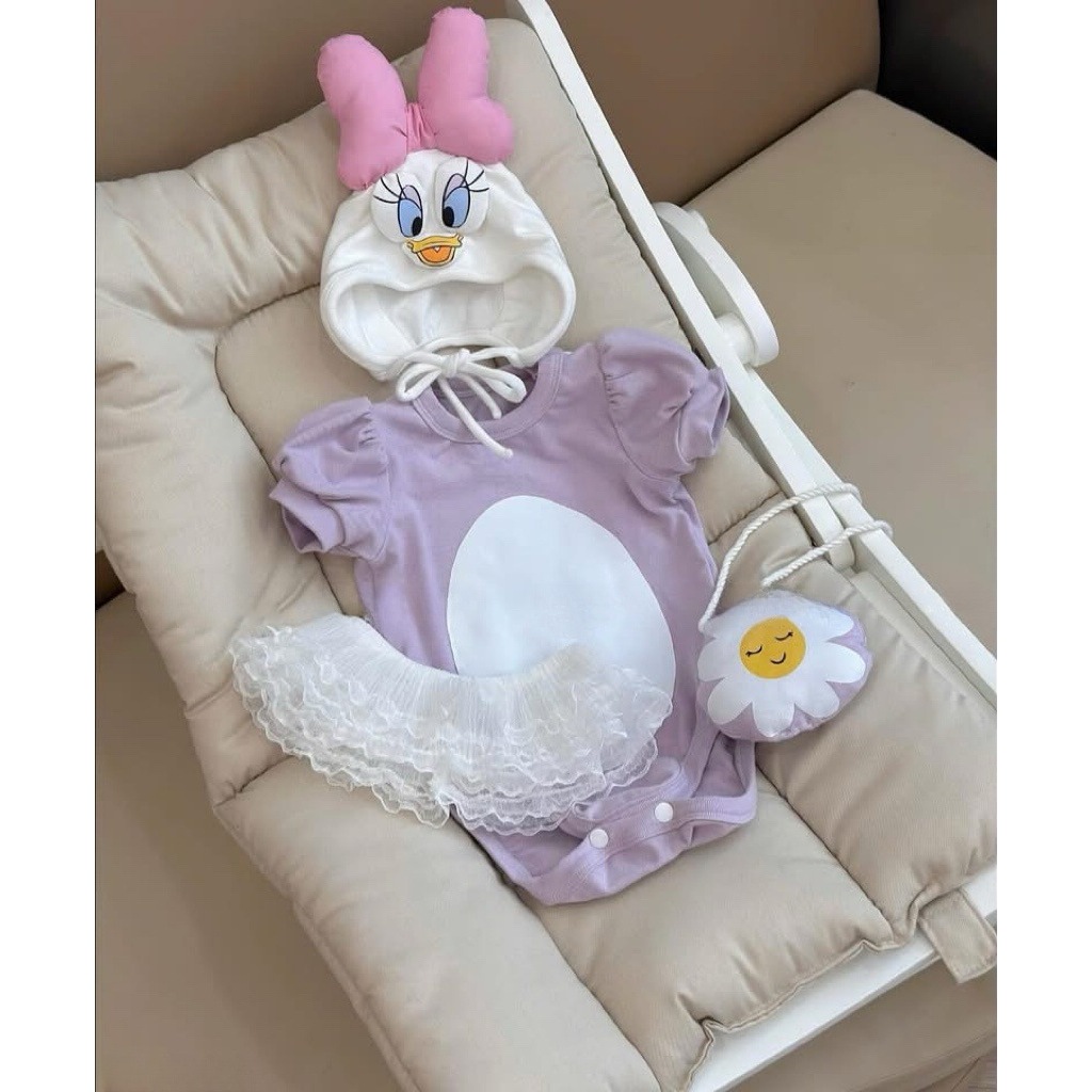 Bodysuit Vịt Daisy Duck kèm mũ, túi đeo chéo, tặng kèm tất trắng cho bé gái hoạt hình size 3-13kg