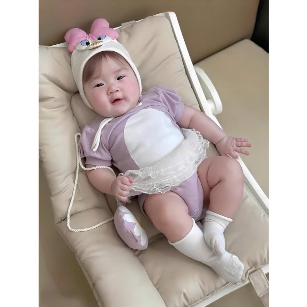 Bodysuit Vịt Daisy Duck kèm mũ, túi đeo chéo, tặng kèm tất trắng cho bé gái hoạt hình size 3-13kg