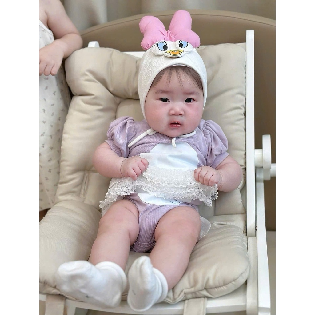 Bodysuit Vịt Daisy Duck kèm mũ, túi đeo chéo, tặng kèm tất trắng cho bé gái hoạt hình size 3-13kg
