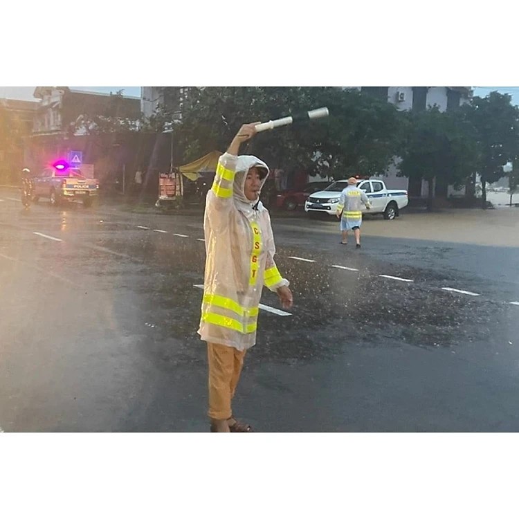 Bộ Áo Mưa (CSGT) Cảnh Sát Giao Thông , Trong Màu Có Phản Quang | Shopee ...