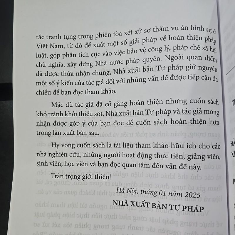 Sách - Bảo đảm nguyên tắc tranh tụng trong phiên tòa xét xử sơ thẩm vụ án hình sự ở Việt Nam hiện nay (NXB Tư Pháp)