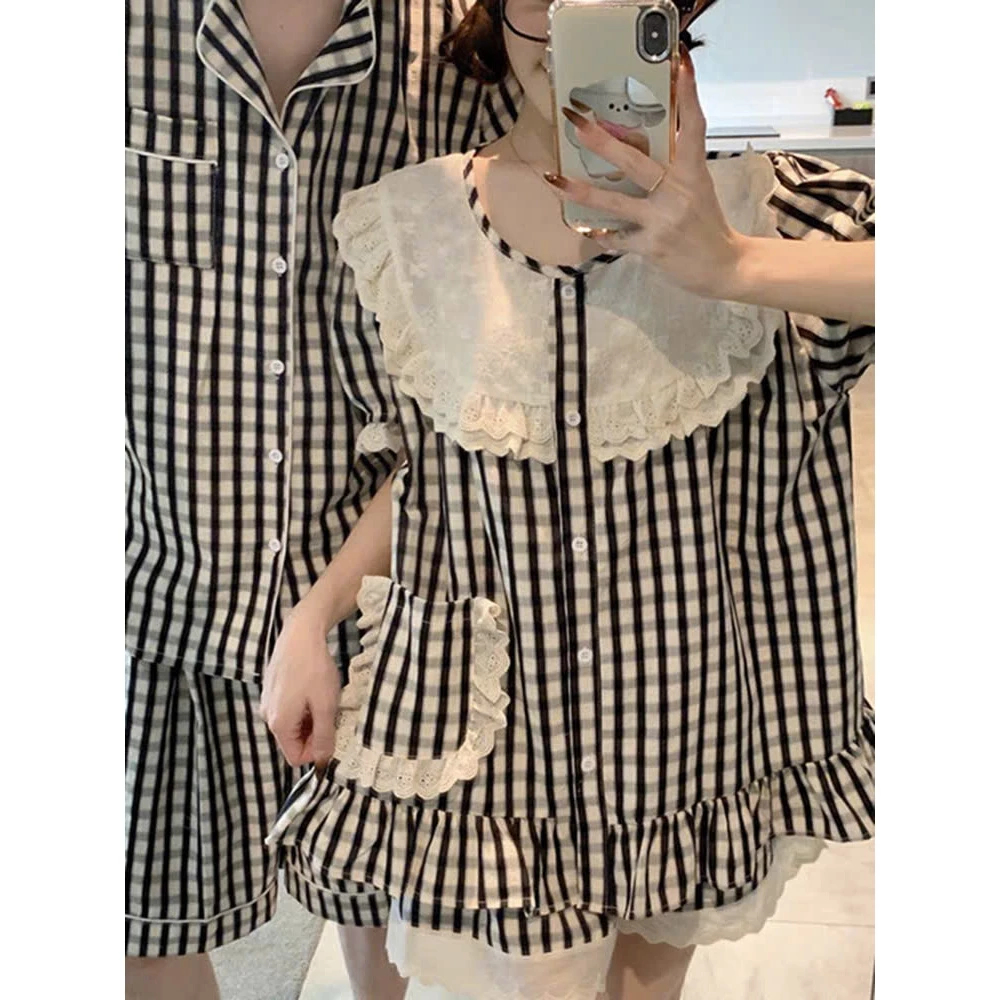 Set đồ ngủ nữ kẻ sọc đen trắng cổ tròn ren bèo nhún tay phồng, bộ pijama nữ mặc nhà tay ngắn xinh xắn HCOM25467