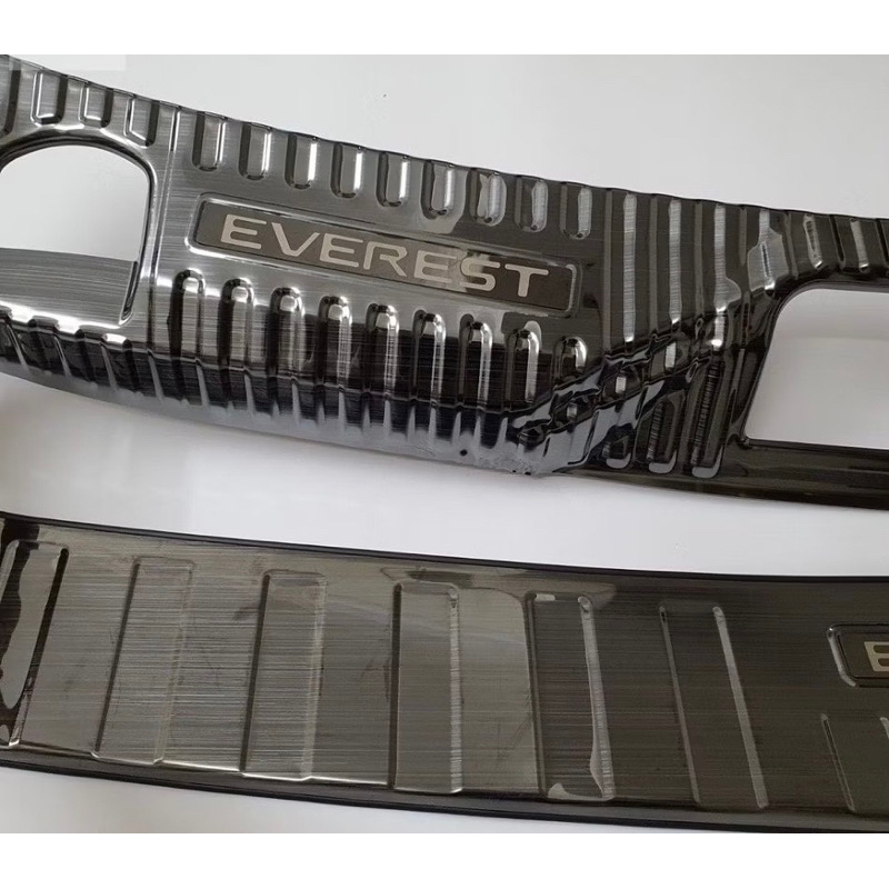 Ốp chống trầy cốp trong và ngoài xe Ford Everest 2022-2025 vân Titan hàng cao cấp
