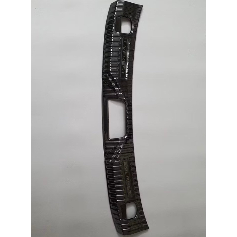 Ốp chống trầy cốp trong và ngoài xe Ford Everest 2022-2025 vân Titan hàng cao cấp