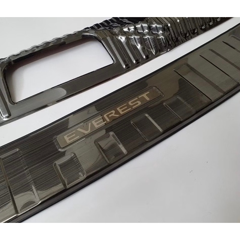 Ốp chống trầy cốp trong và ngoài xe Ford Everest 2022-2025 vân Titan hàng cao cấp