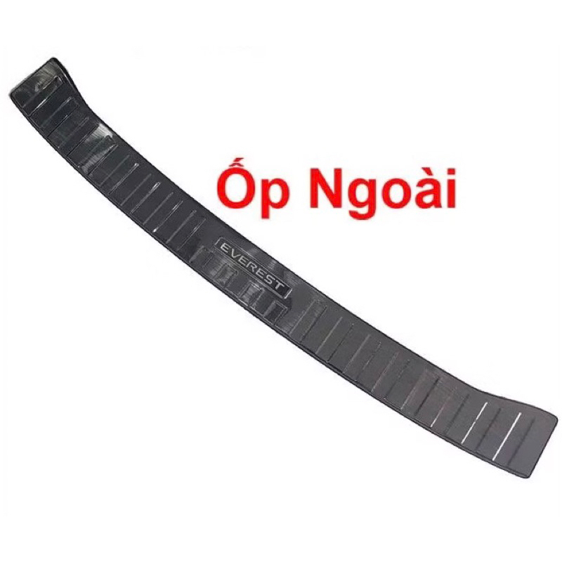 Ốp chống trầy cốp trong và ngoài xe Ford Everest 2022-2025 vân Titan hàng cao cấp