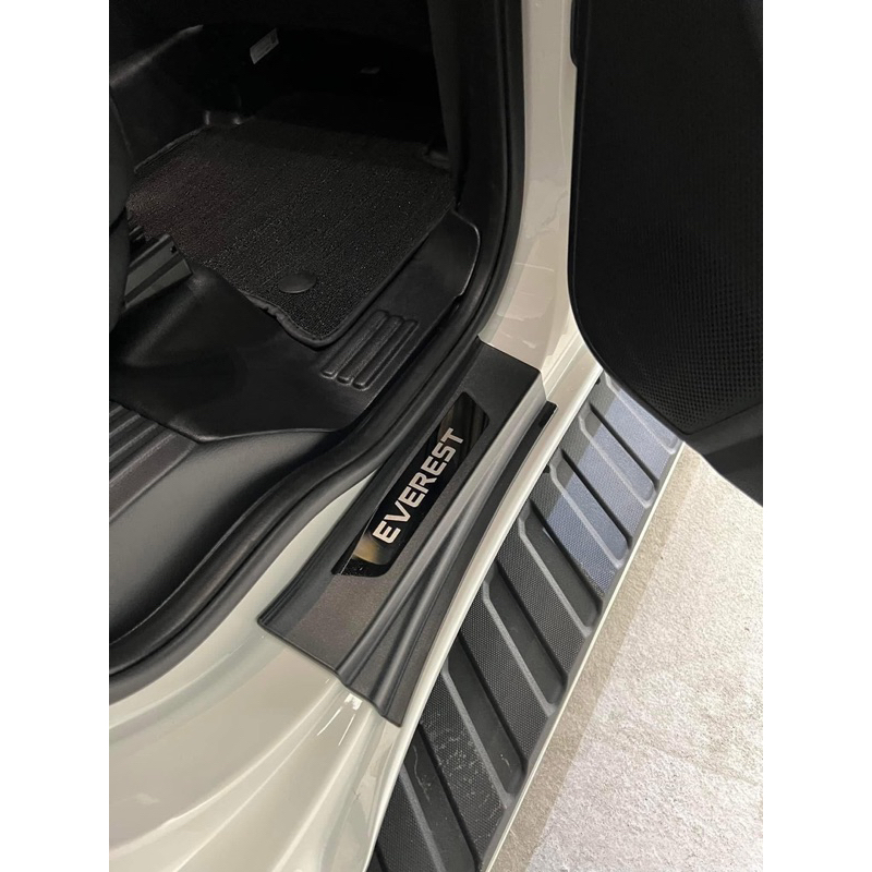 Ốp bậc cửa, nẹp bước chân bên ngoài xe Everest 2023-2025 Nhựa ABS Logo chữ 3D tráng gương