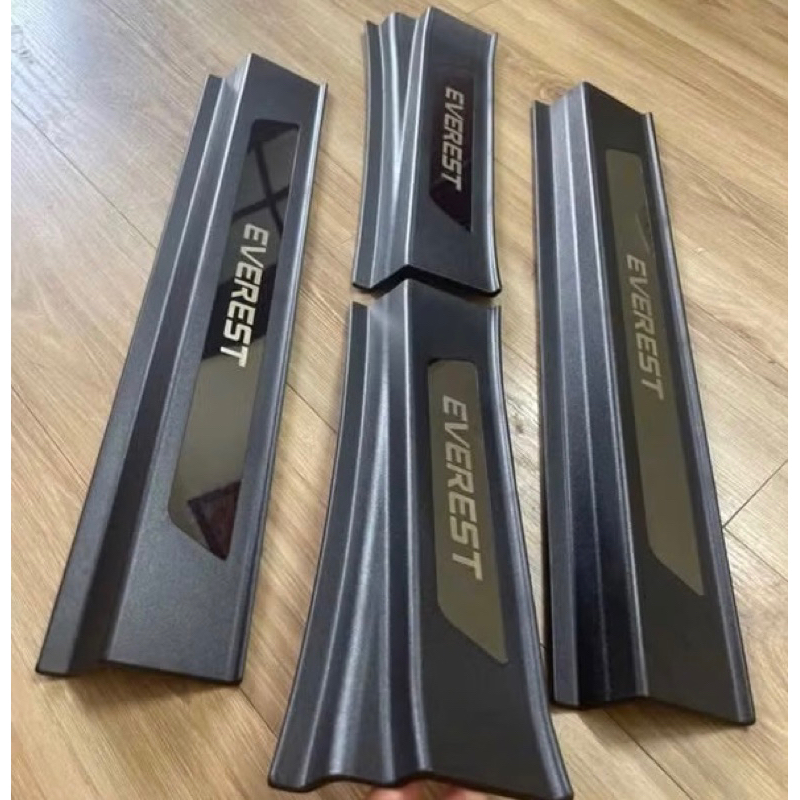 Ốp bậc cửa, nẹp bước chân bên ngoài xe Everest 2023-2025 Nhựa ABS Logo chữ 3D tráng gương