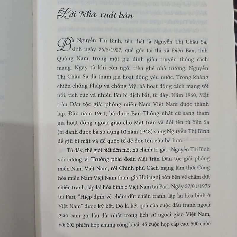 Sách - Gia đình bạn bè và Đất nước: Hồi ký Nguyễn Thị Bình (Xuất bản lần thứ hai)