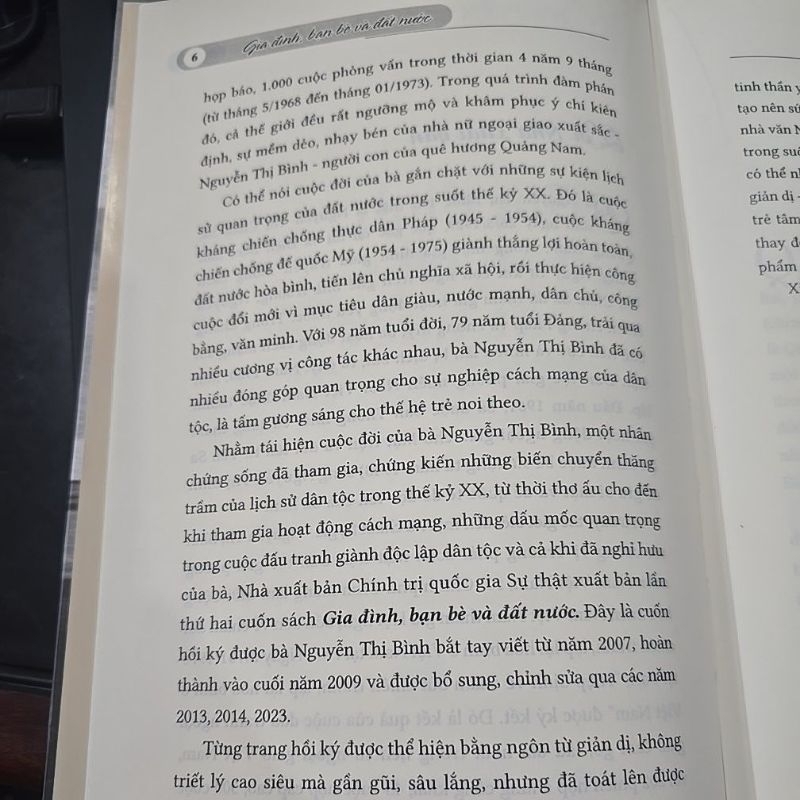 Sách - Gia đình bạn bè và Đất nước: Hồi ký Nguyễn Thị Bình (Xuất bản lần thứ hai)