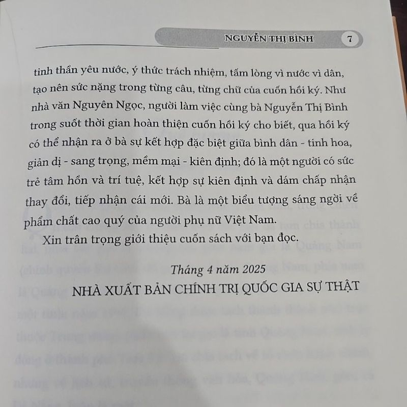 Sách - Gia đình bạn bè và Đất nước: Hồi ký Nguyễn Thị Bình (Xuất bản lần thứ hai)