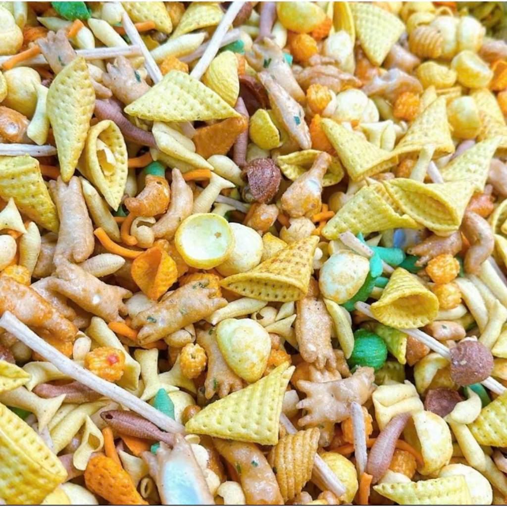 ( 2Kg ) Snack Tá Lả Mix Trên 15 Loại Snack Hot Ăn Vặt Mẹ Mun, thơm ngon giòn tan, tặng 2 túi nước Oishi