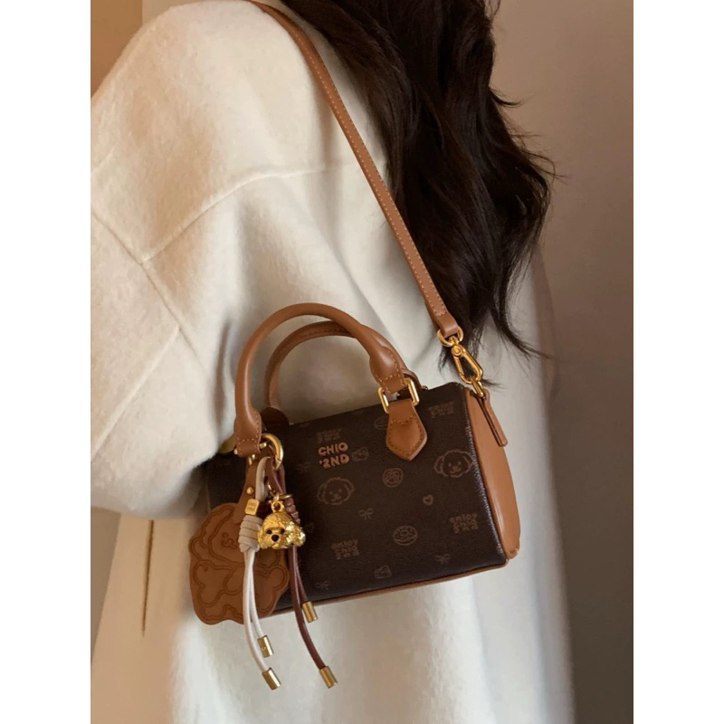 Túi trống Chio kèm charm siêu xinh size 19 có dây đeo chéo
